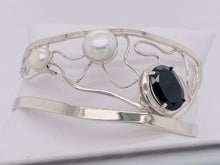 Load image into Gallery viewer, Pearl and Onyx Bangle